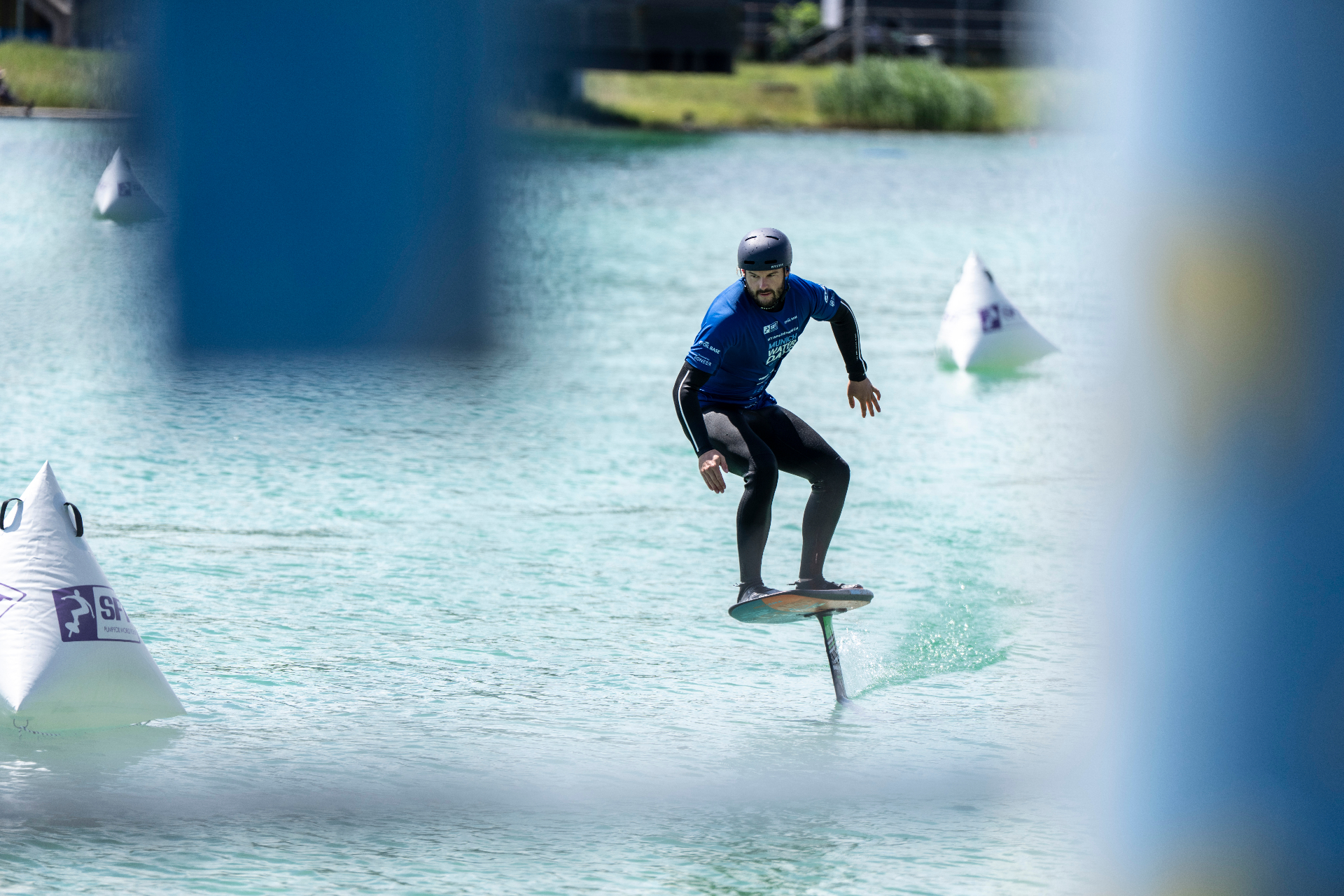 Skimboarder im Sprung über dem Wasser — Skimzone Germany