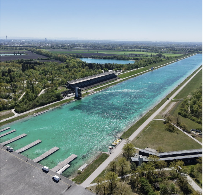 Luftaufnahme der Olympia-Regattaanlage Oberschleißheim mit türkisem Wasser