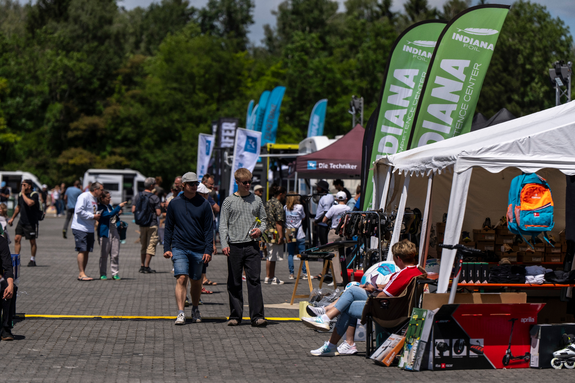 Aussteller-Meile mit Wassersport-Ständen und Flags an der Regattaanlage