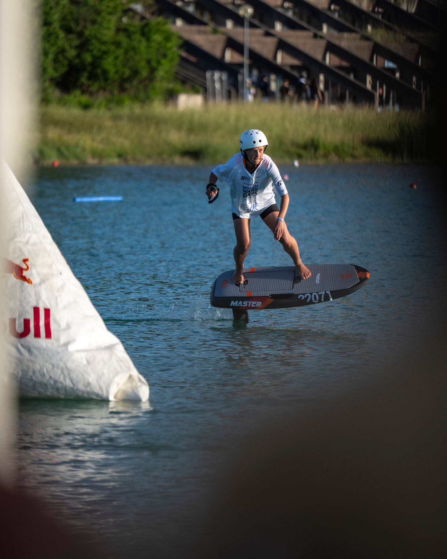 E-Foil Rider fliegt an der Red-Bull-Boje vorbei